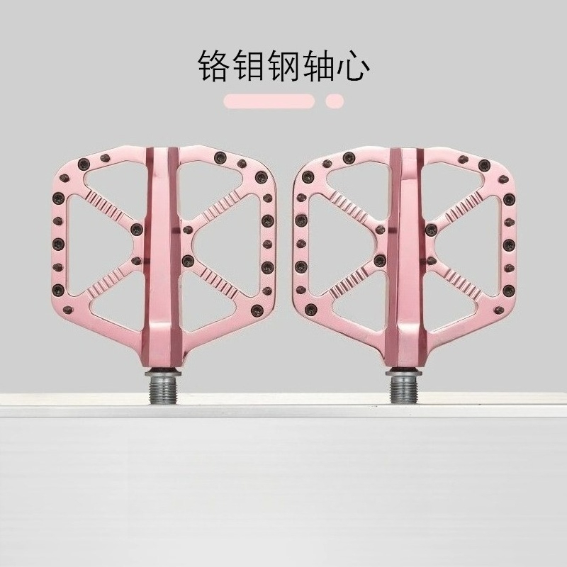 Mountain Biking Vs Road Biking - マウンテンバイクのペダルには、チタン合金製のベアリング、拡大された滑り止めペダル、そしてカモフラージュペダルが搭載されています。