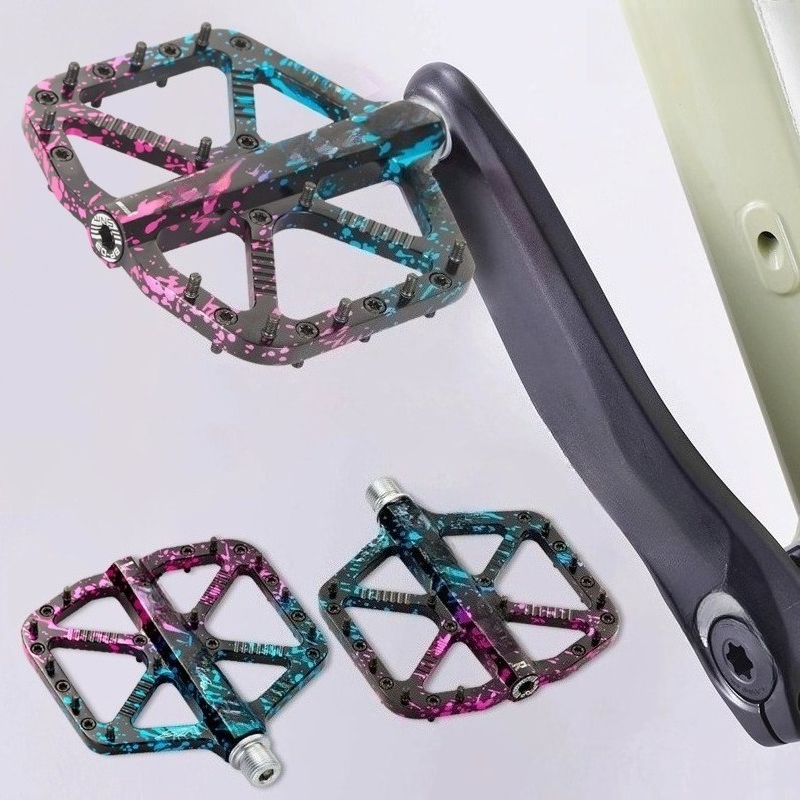 マウンテンバイクのペダルには、チタン合金製のベアリング、拡大 - Mountain Biking Vs Road Biking のレビューと価格